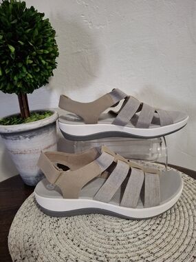 Cloudsteppers by Clarks Beige/gray Strappy Sandals Size 11.